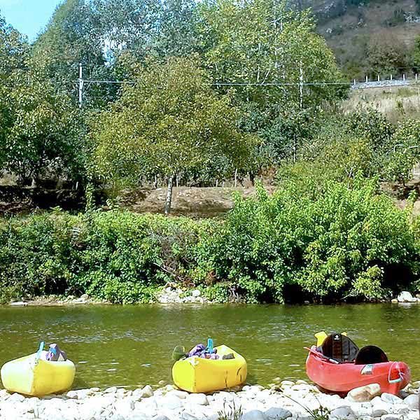 Canoas reposando tranquilamente en las aguas del río Sella en Asturias